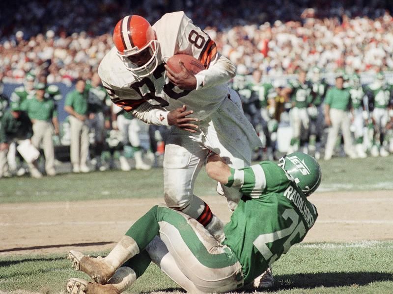 Ozzie Newsome catches a touchdown with the Cleveland Browns