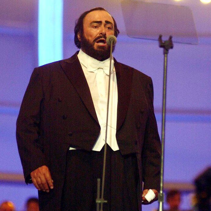 Pavarotti performs