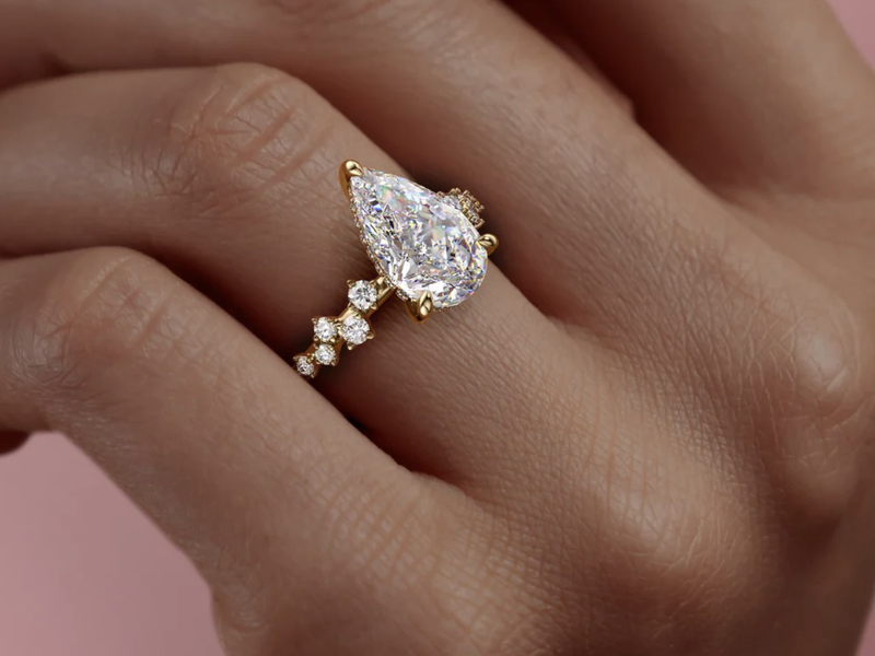 Pear-shaped diamond engagement ring