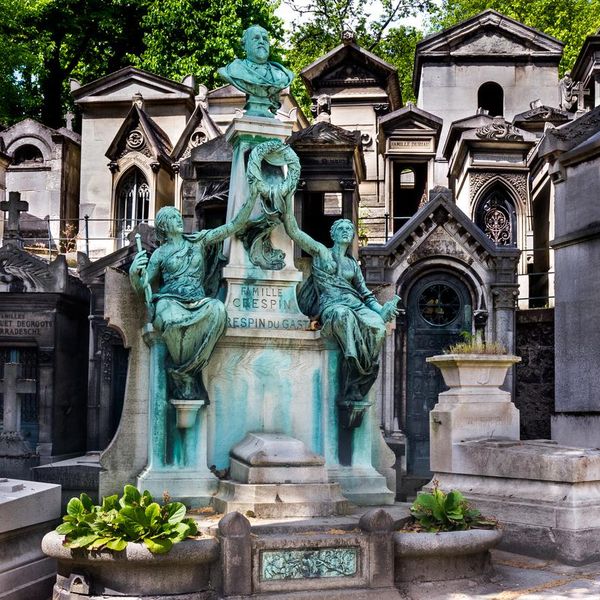 15 Eerily Famous Cemeteries You Should Visit