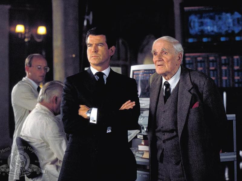 Pierce Brosnan and Desmond Llewelyn in The World Is Not Enough (1999)