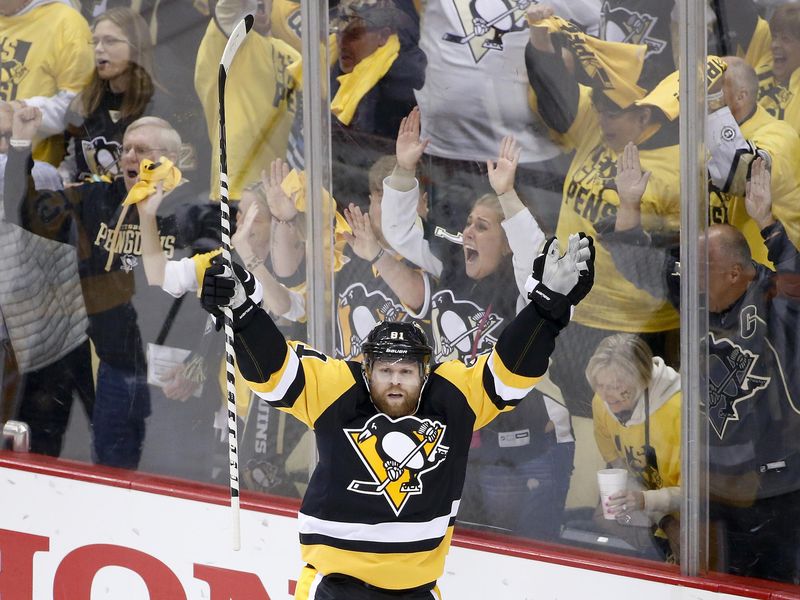 Pittsburgh Penguins' Phil Kessel celebrates