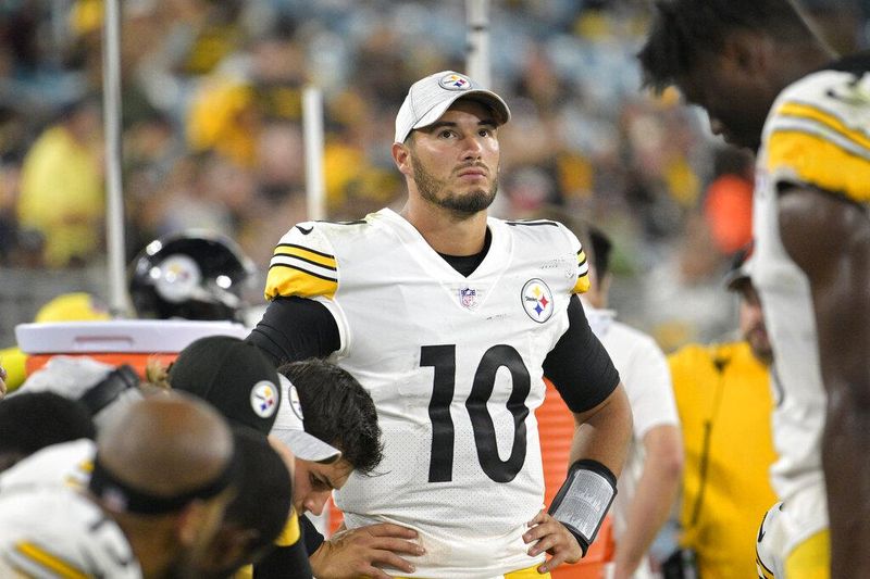 Pittsburgh Steelers quarterback Mitch Trubisky on the sidelines