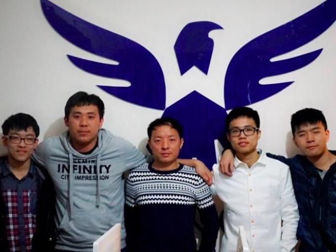 Players from Wings Gaming posing