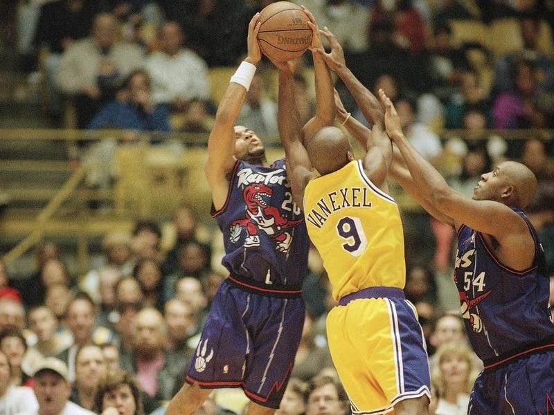 Popeye Jones supports teammate defending against Nick Van Exel of the Los Angeles Lakers
