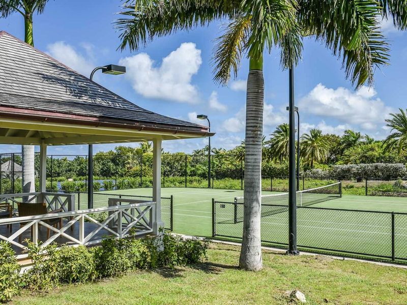 Private tennis court Airbnb