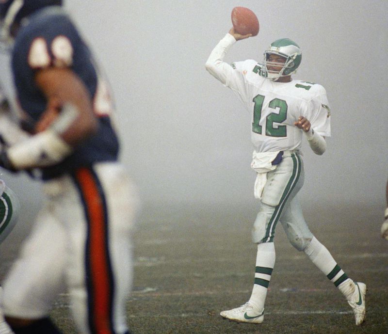 Randall Cunningham throwing against the Chicago Bears