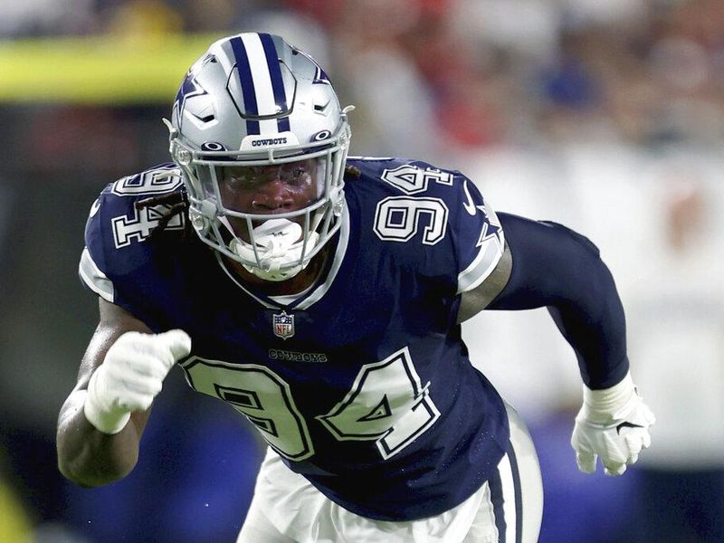 Randy Gregory playing defensive for the Dallas Cowboys