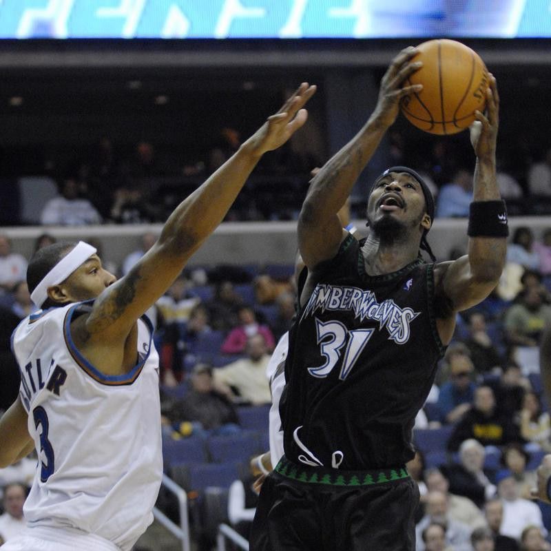 Ricky Davis goes to the basket against the Washington Wizards