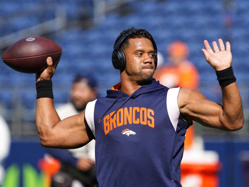 Russell Wilson warms up with Broncos