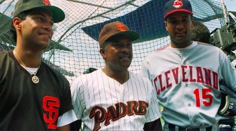 Sandy Alomar poses with sons Sandy Jr. and Roberto