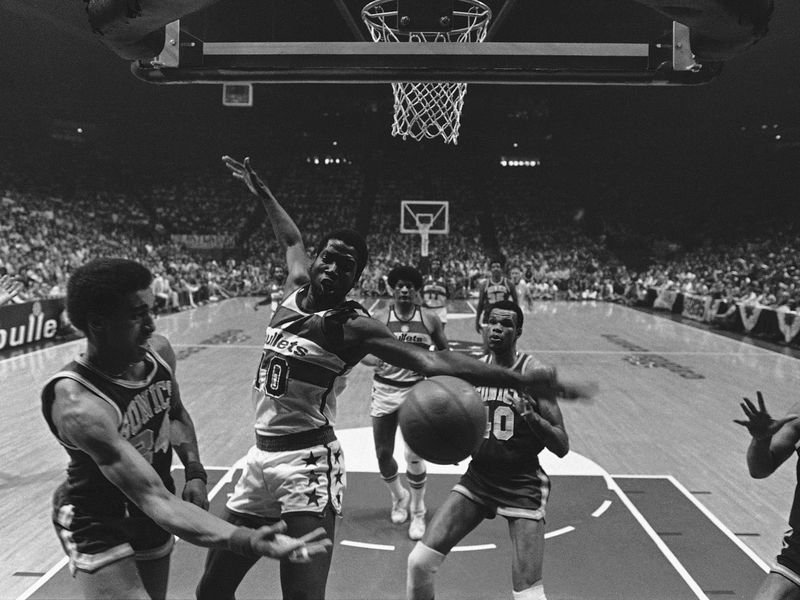 Seattle Supersonic Dennis Johnson makes pass under the board