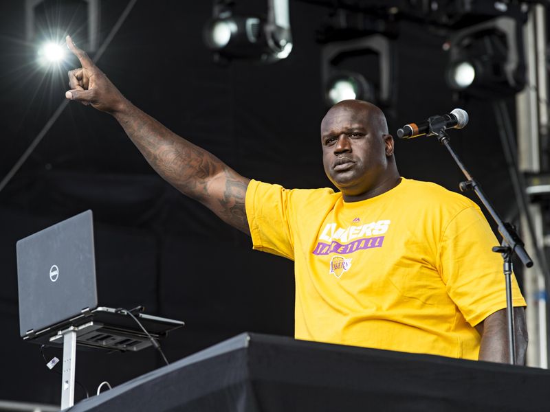Shaquille O'Neal pointing