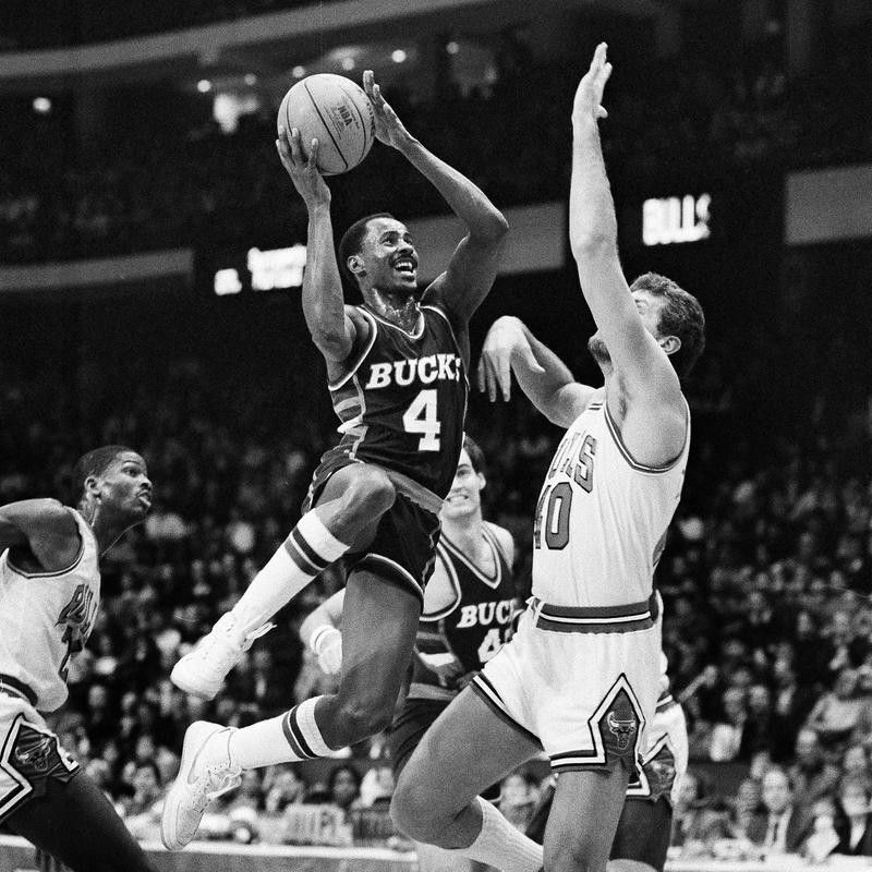 Sidney Moncrief goes up for shot