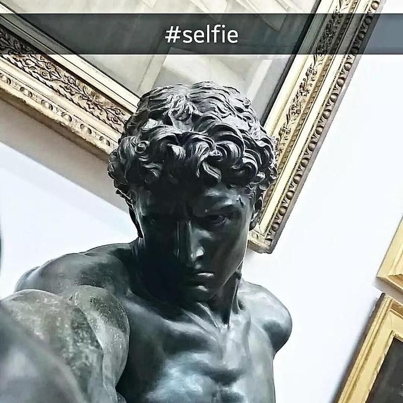 Statue selfie meme