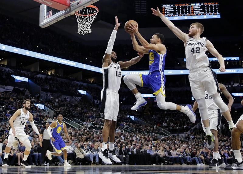 Steph Curry drives to basket against San Antonio Spurs