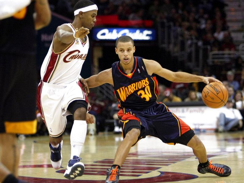 Stephen Curry works against Daniel Gibson