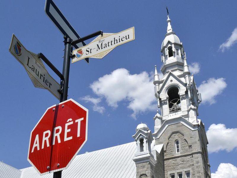 Street signs in Quebec