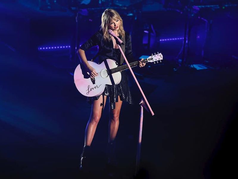 Swift with guitar