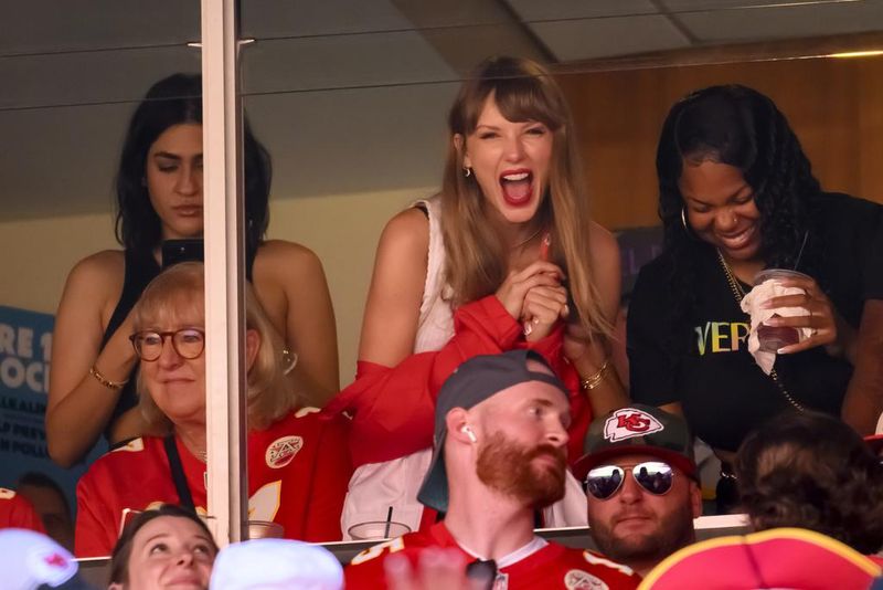 Taylor Swift with Donna Kelce