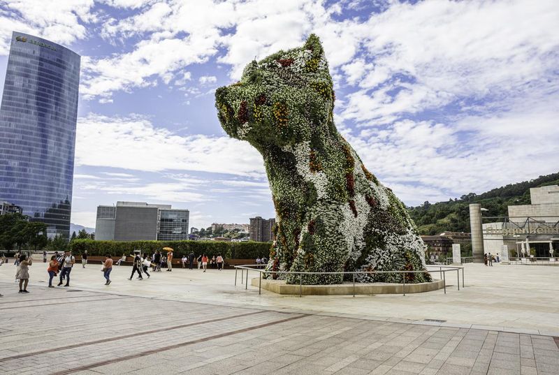 The Puppy, a floral sculpture by Jeff Koons, at the Guggenheim Museum. Bilbao, Euskadi, Spain