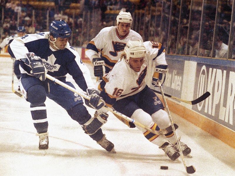 The St. Louis Blues Brett Hull takes control of puck