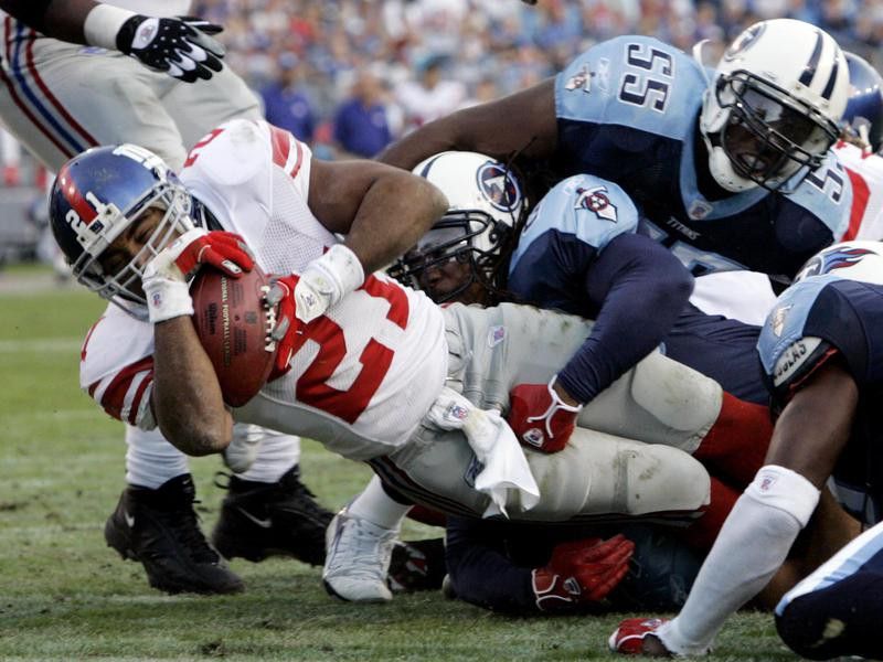 Tiki Barber carries ball against Tennessee Titans