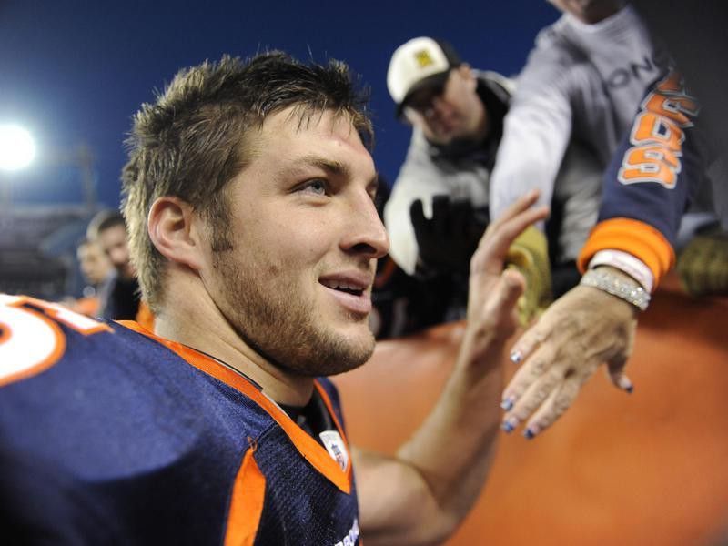Tim Tebow gives fives to fans