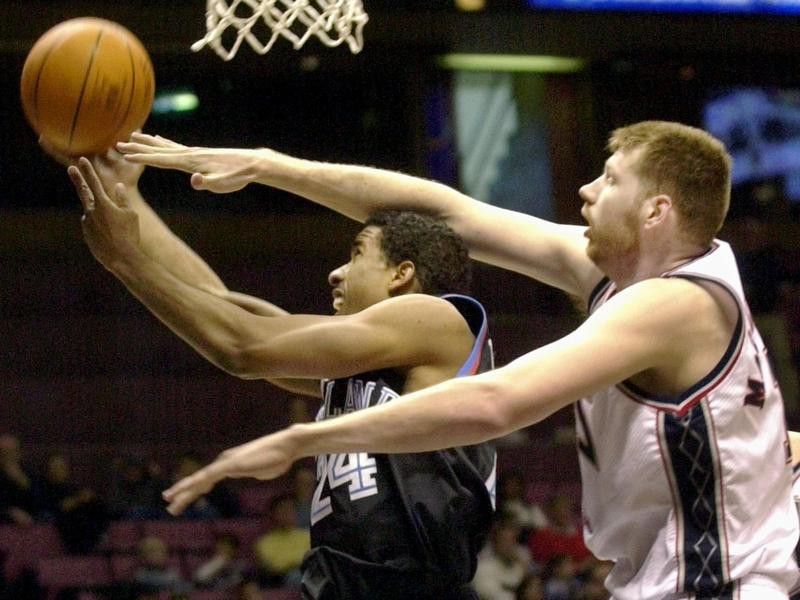 Todd MacCulloch defends against Andre Miller