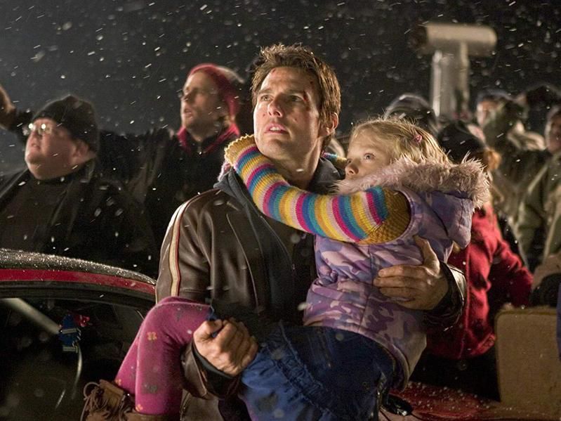 Tom Cruise and Dakota Fanning in War of the Worlds (2005)