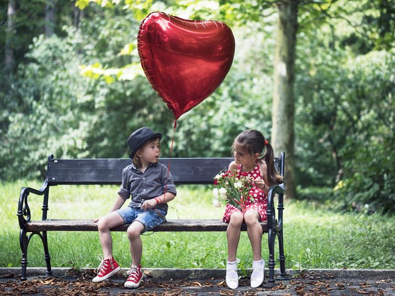 Two children with heart-shape balloon