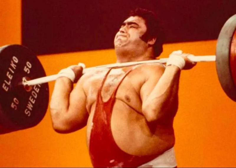 Vasily Alekseyev lifting in Montreal