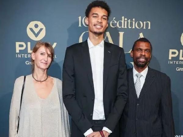 Victor Wembanyama with his parents