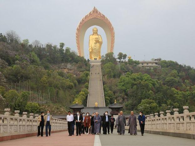 Visiting the Big Buddha of Donglin