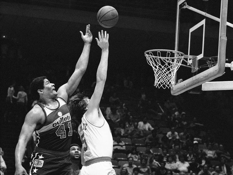 Washington Bullets Wes Unseld and Houston Rockets Billy Paultz coverage on rebound