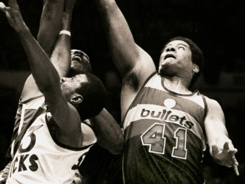 Wes Unseld battles rebound with Ray Williams