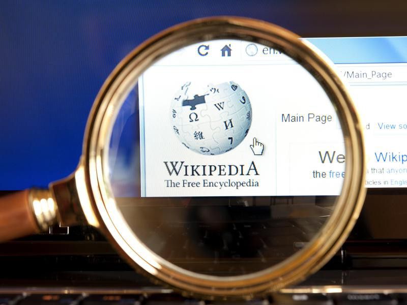 Wikipedia logo through a magnifying glass
