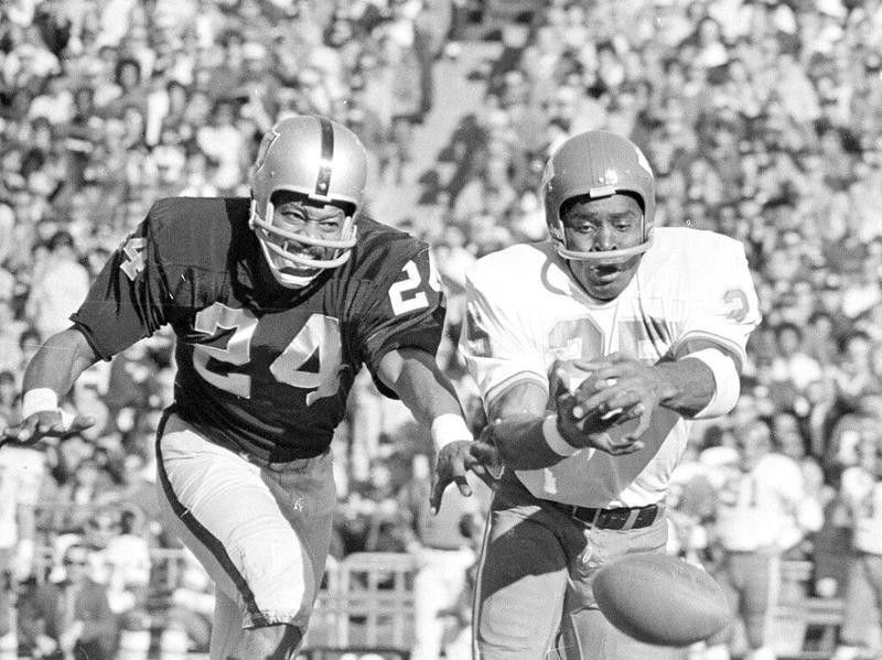 Willie Brown breaking up a pass