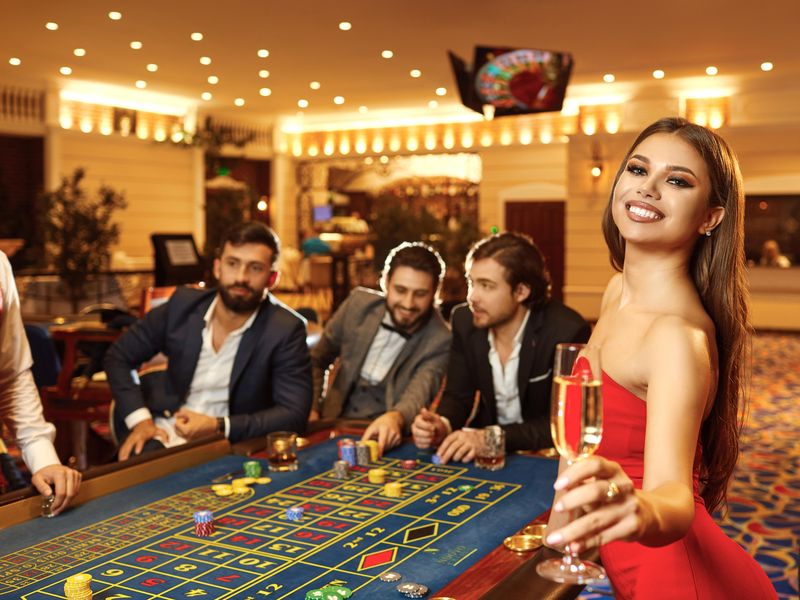 Woman and men at a roulette table in a casino