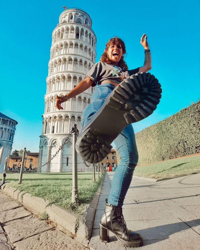 Woman in front of the Leaning Tower of Pisa