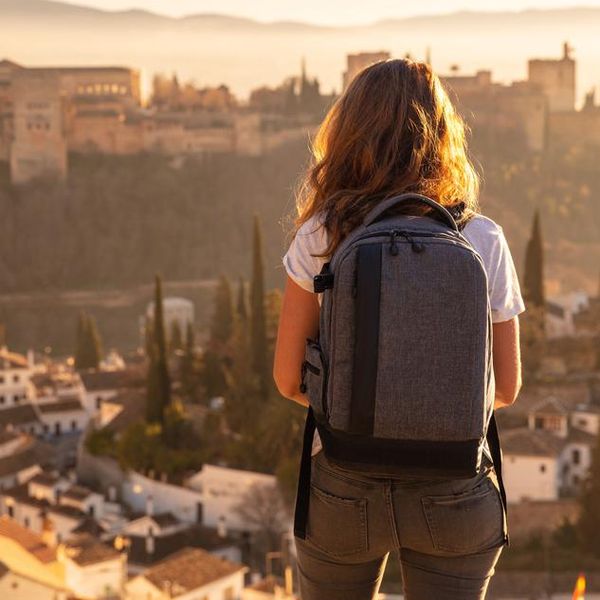 woman traveler in europa- Alhambra in Spain