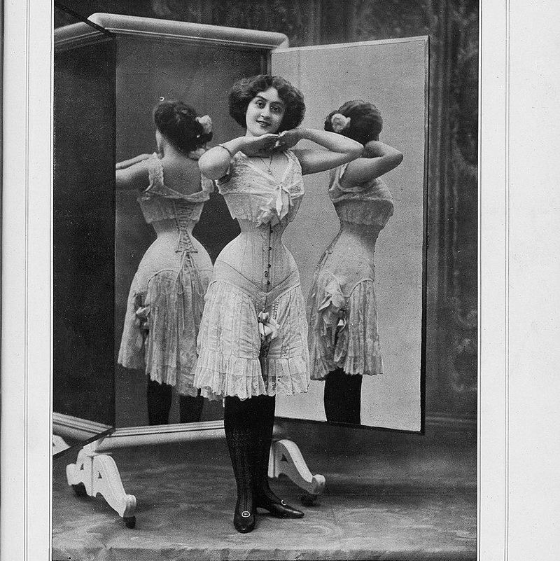 Woman wearing corset in 1908