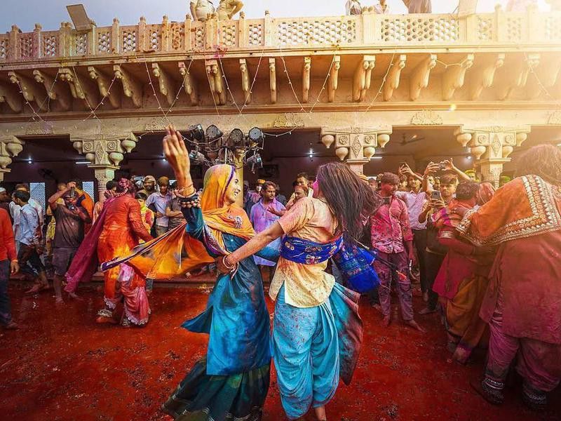 Women dancing at a Holi festival
