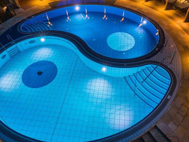 Yin yang pool in Reuters Supemehotel